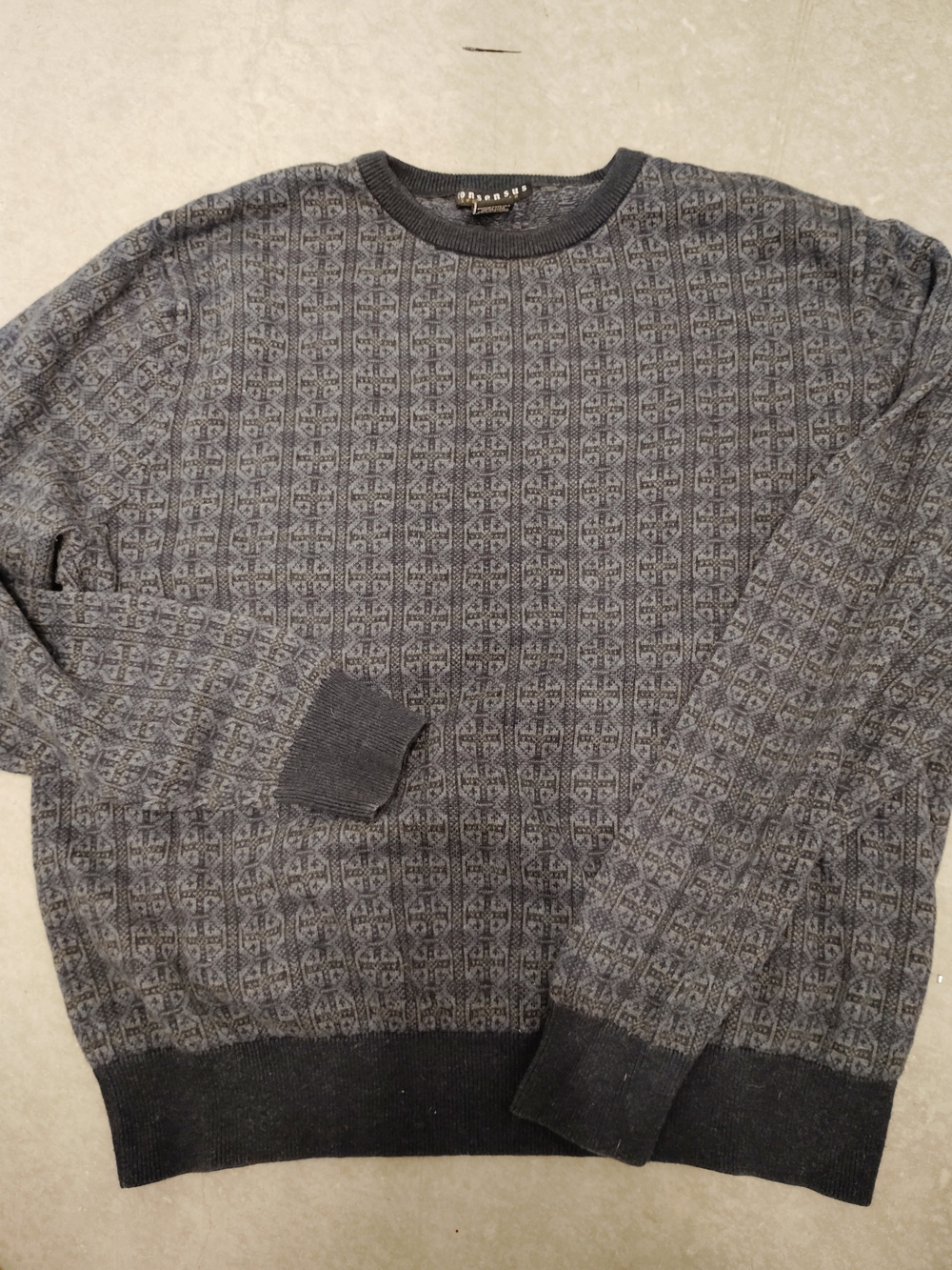 XL Men's Crewneck Sweater in Charcoal Gray - Subtle Geometric Knit